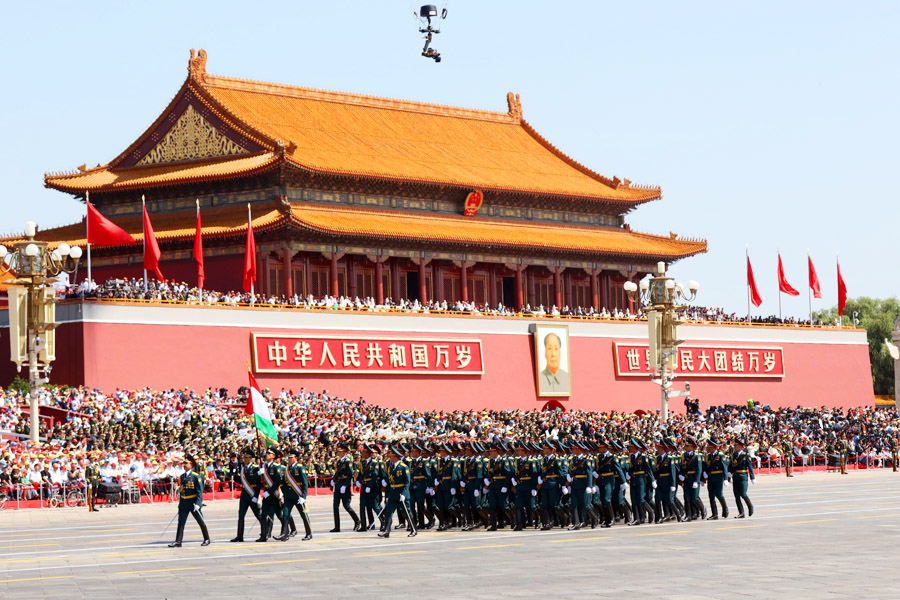 9月3日,中國(guó)人民抗日戰(zhàn)爭(zhēng)暨世界反法西斯戰(zhàn)爭(zhēng)勝利70周年紀(jì)念大會(huì)在北京隆重舉行,有11個(gè)國(guó)家派方隊(duì)、6個(gè)國(guó)家派代表隊(duì)來(lái)華參加閱兵。圖為塔吉克斯坦武裝力量方隊(duì)通過(guò)天安門(mén)廣場(chǎng)。中國(guó)網(wǎng)記者 董寧攝  9月3日,中國(guó)人民抗日戰(zhàn)爭(zhēng)暨世界反法西斯戰(zhàn)爭(zhēng)勝利70周年紀(jì)念大會(huì)在北京隆重舉行,有11個(gè)國(guó)家派方隊(duì)、6個(gè)國(guó)家派代表隊(duì)來(lái)華參加閱兵。圖為塔吉克斯坦武裝力量方隊(duì)通過(guò)天安門(mén)廣場(chǎng)。中國(guó)網(wǎng)記者 董寧攝